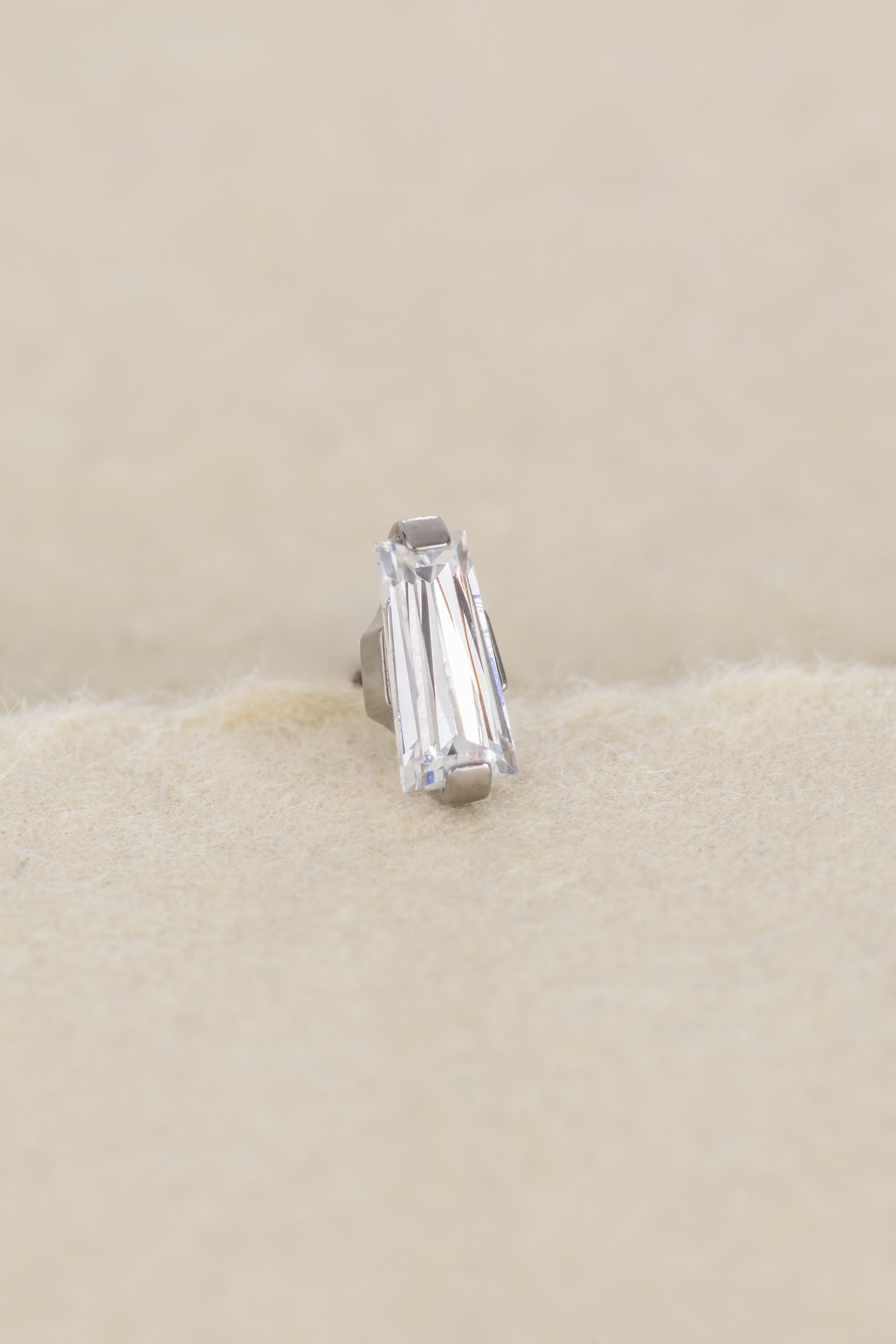 Tapered Baguette Prong Threadless End