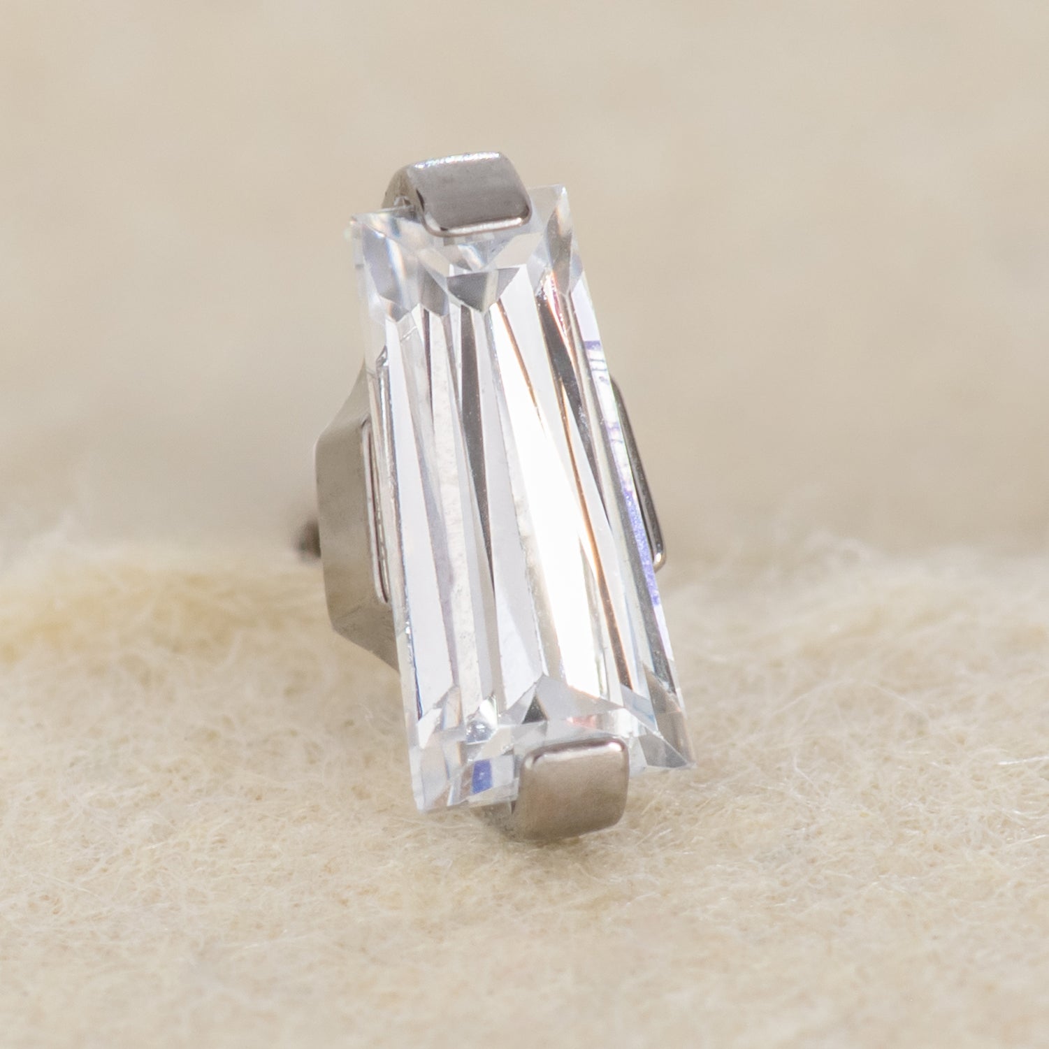 Tapered Baguette Prong Threadless End